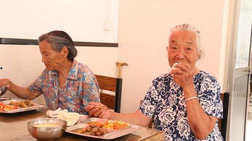 曲阜老头吃瓜,揭秘民间趣事背后的文化韵味