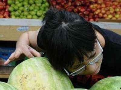 梦见有人在门前买瓜吃瓜,门前瓜香引出的神秘故事