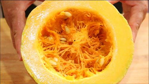 86岁塔下吃瓜,见证岁月静好时光