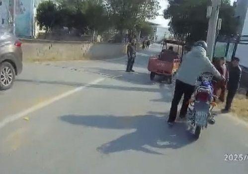 车祸男子吃瓜,男子意外成为“吃瓜群众”