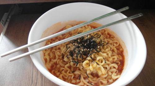 吃泡面的瓜妹,揭秘泡面美食背后的故事