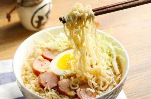 吃泡面的瓜妹,揭秘泡面美食背后的故事