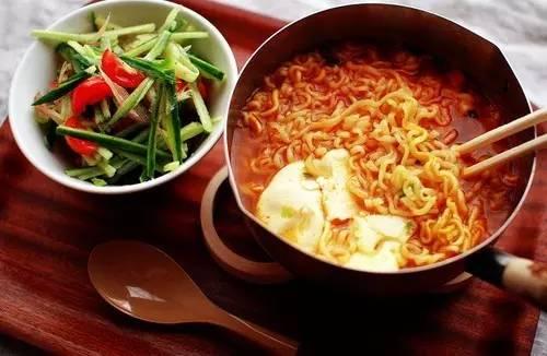 吃泡面的瓜妹,揭秘泡面美食背后的故事