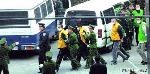 女警打吃瓜群众,正义瞬间彰显