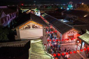 云南彝人古镇吃瓜视频,感受云南风情与悠闲时光