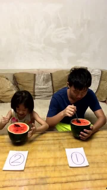 吃瓜兄弟和妈妈,吃瓜兄弟与妈妈的温馨日常