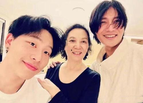 吃瓜兄弟和妈妈,吃瓜兄弟与妈妈的温馨日常