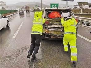 吃瓜群众赶往现场