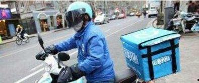 外卖骑手在吃瓜