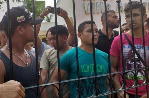 吃瓜军人图,军营里的轻松瞬间