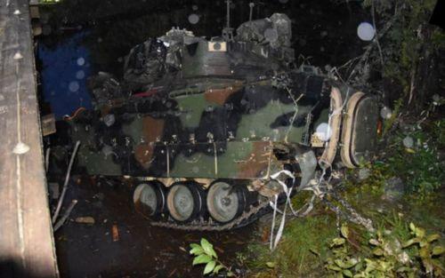 吃瓜军人图,军营里的轻松瞬间