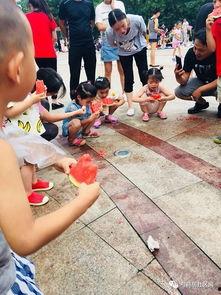 吃瓜现场拍照图片,吃瓜群众拍照记录下的欢乐瞬间