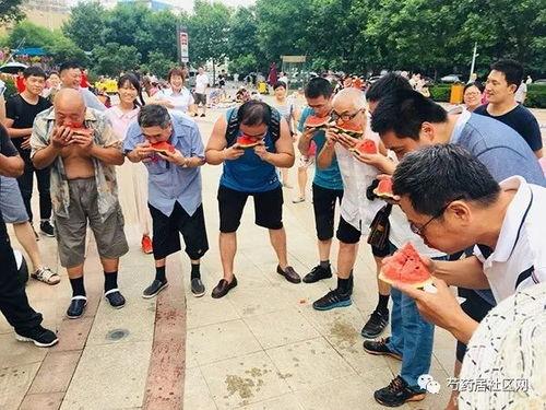 吃瓜现场拍照图片,吃瓜群众拍照记录下的欢乐瞬间