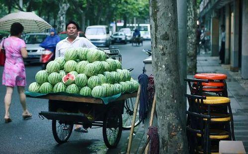 夫妻路边吃瓜的危害,健康隐患不容忽视
