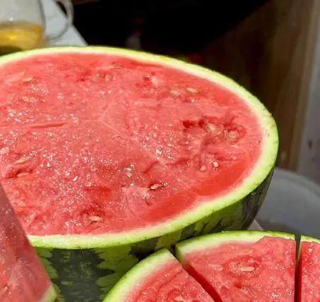 叶无忧吃瓜头像