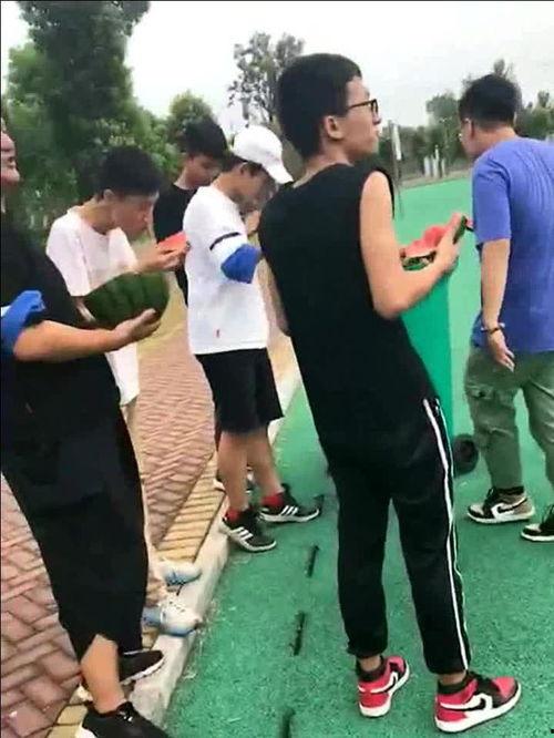 吃瓜群众路过被打,一场意外引发的争议