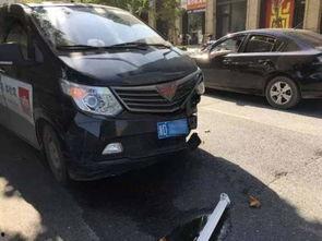 小伙吃瓜撞到前车,小伙吃瓜不慎撞前车，上演现实版“吃瓜群众”