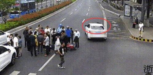 小伙吃瓜撞到前车,小伙吃瓜不慎撞前车，上演现实版“吃瓜群众”