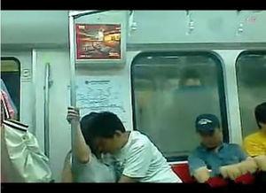 地铁打卡情侣吃瓜,甜蜜互动引网友热议，吃瓜群众纷纷围观